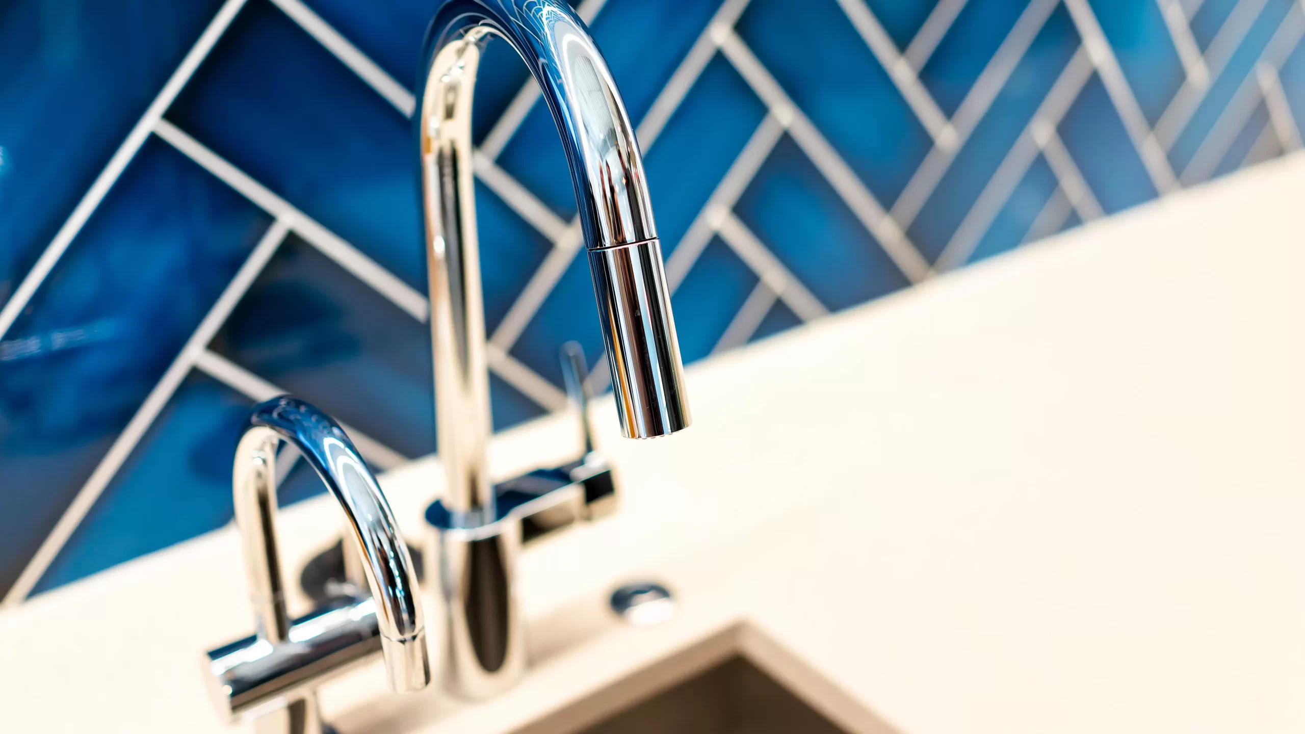 rubinetto-sfondo-blu